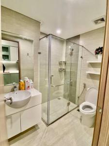une salle de bains avec douche, toilettes et lavabo dans l'établissement Vinhomes Smartcity-Căn hộ dich vụ-Zhomestay, à Phú Thú
