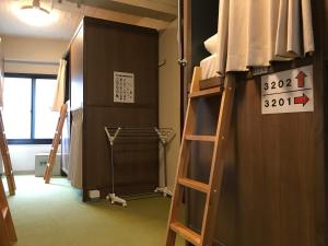 東京にある東京ゲストハウス　板橋宿の二段ベッドとはしご付きの客室です。