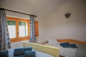 a bedroom with a bed and a window at Primor Serra AL 2 in Covilhã