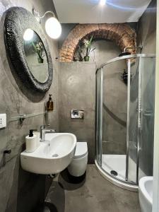 een badkamer met een wastafel, een toilet en een douche bij tHE Mundial Studio - Bosco Verticale View in Milaan +34 foto's