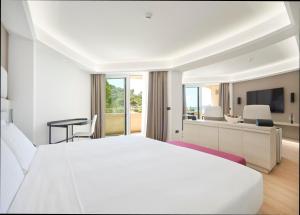 Postel nebo postele na pokoji v ubytování RMH Lopud Lafodia Resort & Wellness