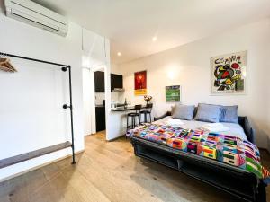 een slaapkamer met een bed en een keuken. bij tHE Mundial Studio - Bosco Verticale View in Milaan