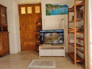 Televízia a/alebo spoločenská miestnosť v ubytovaní Bella D'Estate - 10 minutes from the beach