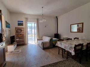 un soggiorno con tavolo e divano di Bella D'Estate - 10 minutes from the beach a Ischia