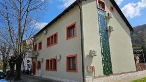 un bâtiment avec une fresque sur son côté dans l'établissement Colț de Rai Reşița ( Centru ), à Reşiţa