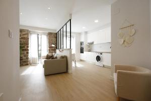 Area tempat duduk di Apartment in Donostia well connected downtown
