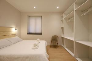 1 dormitorio con 1 cama con toallas en Apartment in Donostia well connected downtown en Pasajes Ancho