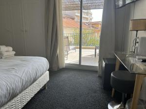 Postel nebo postele na pokoji v ubytování Hôtel le Chardon Bleu