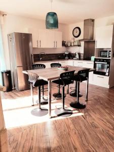 Η κουζίνα ή μικρή κουζίνα στο Comme à la maison +24 φωτογραφίες