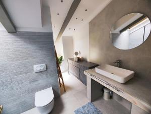 łazienka z umywalką i lustrem w obiekcie Luxury Apartment Regina w mieście Opatija +21 zdjęć