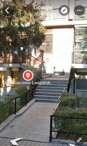 un grupo de escaleras frente a un edificio en Home Leopardi humanitas, ieo , forum Intero appartamento en Rozzano