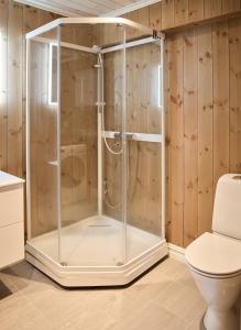 um chuveiro com uma caixa de vidro na casa de banho em Lastølen 2 bedrooms em Sykkylven