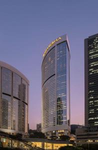 un gran edificio con un cartel encima en Island Shangri-La, Hong Kong, en Hong Kong