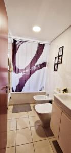 ein Bad mit einem WC und einem Waschbecken in der Unterkunft Charming Pedra in Braga