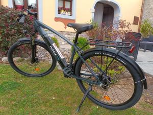 ファガーニャにあるCasa Pellisの家の前の芝生に駐輪した自転車