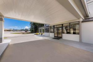 een leeg gebouw met een groot open plafond bij Quality Inn Gadsden - Attalla in Gadsden