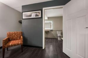 Habitación con baño con silla y aseo. en Quality Inn Gadsden - Attalla, en Gadsden