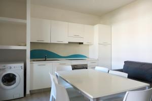 Kuchyň nebo kuchyňský kout v ubytování Appartamento Al Porticciolo-Residence con piscina-Cavallino Treporti