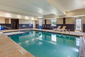 een groot zwembad in een hotelkamer bij Comfort Inn & Suites in Edgewood