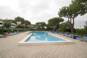 Bazén v ubytování Appartamento Al Porticciolo-Residence con piscina-Cavallino Treporti nebo v jeho okolí