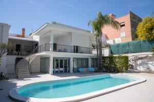 een huis met een zwembad voor een huis bij Villa Ravanica in Marina di Ragusa