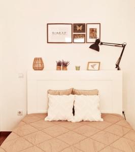 Schlafzimmer mit einem Bett mit einem weißen Kopfteil in der Unterkunft Charming Pedra in Braga