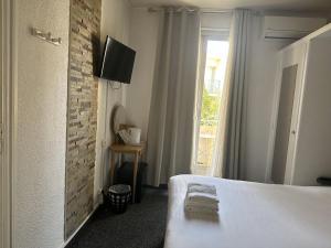 Postel nebo postele na pokoji v ubytování Hôtel le Chardon Bleu