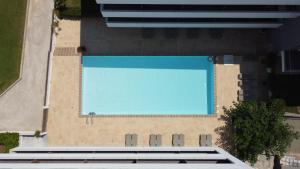 una vista aérea de una piscina en un edificio en Astarti Studios, en Leptokarya
