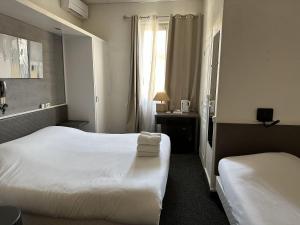 Postel nebo postele na pokoji v ubytování Hôtel le Chardon Bleu