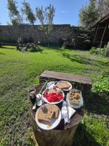 - une table avec un plateau de nourriture dans l'établissement Casa din Şona, à Şona
