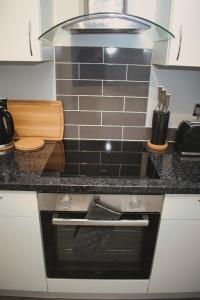 a kitchen with a stove top oven in a kitchen at Cosy 2 Bedroom Flat in Sunderland in Sunderland