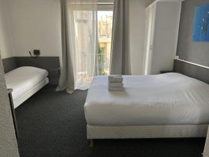 Postel nebo postele na pokoji v ubytování Hôtel le Chardon Bleu