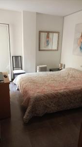 1 dormitorio con 1 cama, 1 mesa y 1 silla en Apartamento Jean Pool, en Alcantarilla