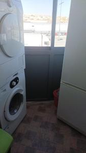 lavadora en una habitación con ventana en Apartamento Jean Pool, en Alcantarilla