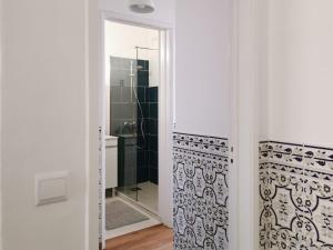 een badkamer met een douche en een spiegel bij Fonte Park in Setúbal
