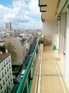 balkon budynku z widokiem na miasto w obiekcie Stunning loft - sunny terrace - Paris w Paryżu