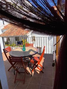 Benalauría的住宿－Casa Moraleda，阳台的天井配有桌椅