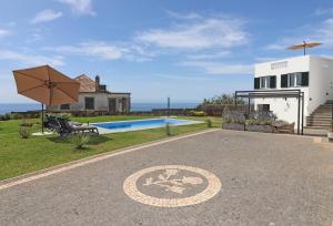 Bazén v ubytování Casa das Rosas by Homing nebo v jeho okolí