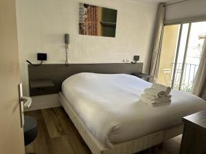 Postel nebo postele na pokoji v ubytování Hôtel le Chardon Bleu