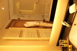 Habitación con ducha y 1 cama en el baño. en InterContinental Mzaar Lebanon Mountain Resort & Spa, an IHG Hotel en Kfardebian