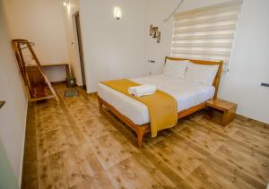 Postel nebo postele na pokoji v ubytování Ocean View Beach Villa Varkala by VOYE HOMES