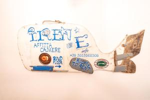 蒙特罗索阿尔马雷艾琳酒店的上面有涂鸦的铁自生的标志