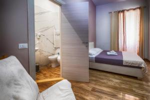 een slaapkamer met een bed en een badkamer met een toilet bij B&B al volo2 in Foggia