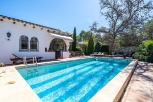 una piscina frente a una casa en Miro, en Mont-roig