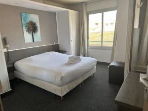 Postel nebo postele na pokoji v ubytování Hôtel le Chardon Bleu