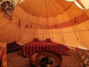 Una habitación con cama en una tienda en Teepee Camp Lounky en Chodouny