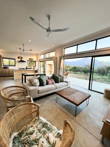 un soggiorno con divano e tavolo di 24 Degrees South Country Estate a Hoedspruit