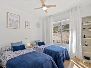 sypialnia z dwoma łóżkami i oknem w obiekcie Apartamento cerca de la playa en las lagunas de Mijas w mieście Fuengirola +14 zdjęć