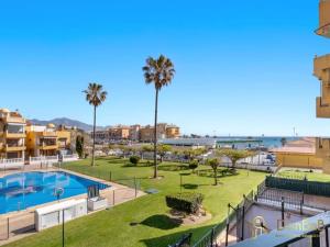 Výhled na bazén z ubytování Apartamento en Mijas con piscina, parking y vistas nebo okolí