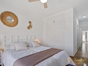 Łóżko lub łóżka w pokoju w obiekcie Apartamento cerca de la playa en las lagunas de Mijas